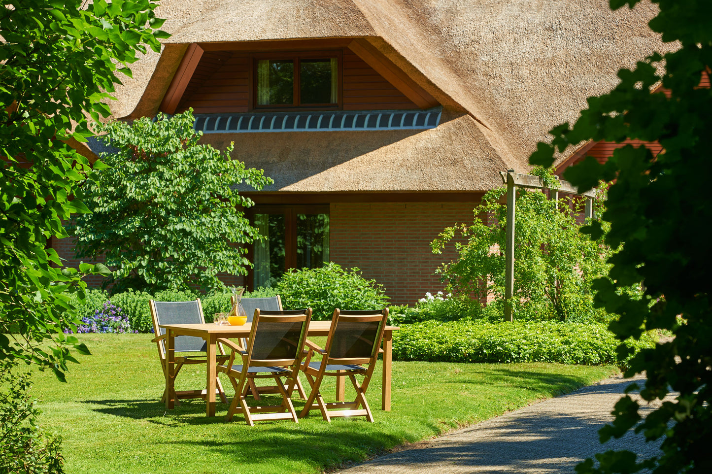 Traditioneller schwarzer Gartenstuhl „Kate“ aus Teakholz (mit Armlehne)