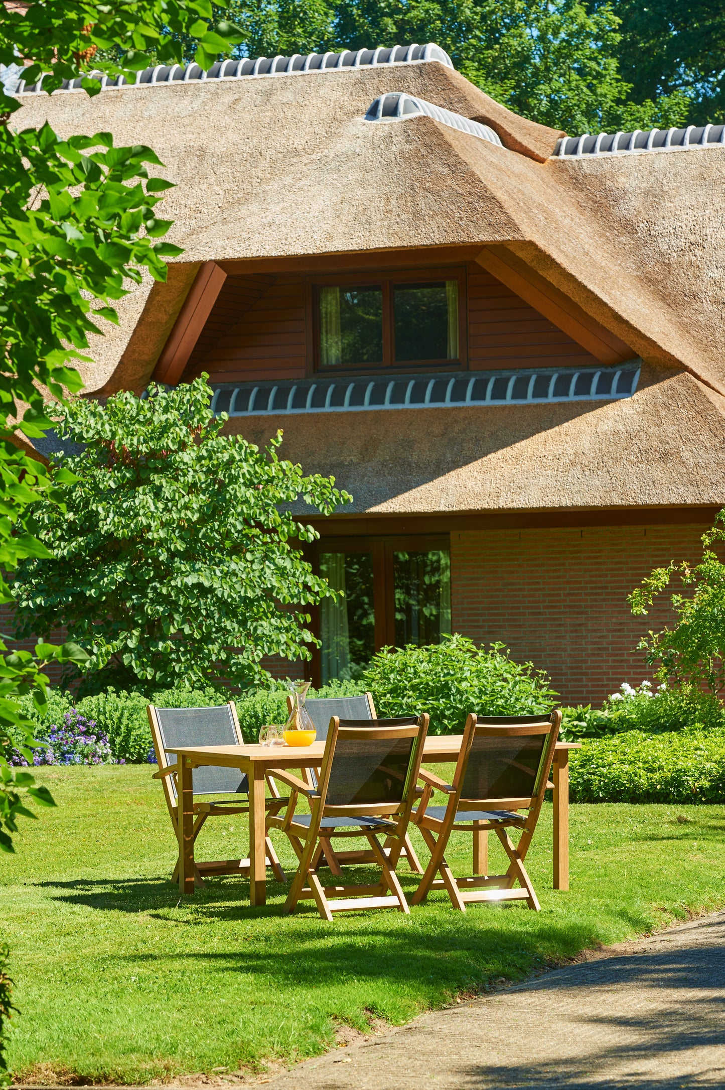 Traditioneller schwarzer Gartenstuhl „Kate“ aus Teakholz (mit Armlehne)