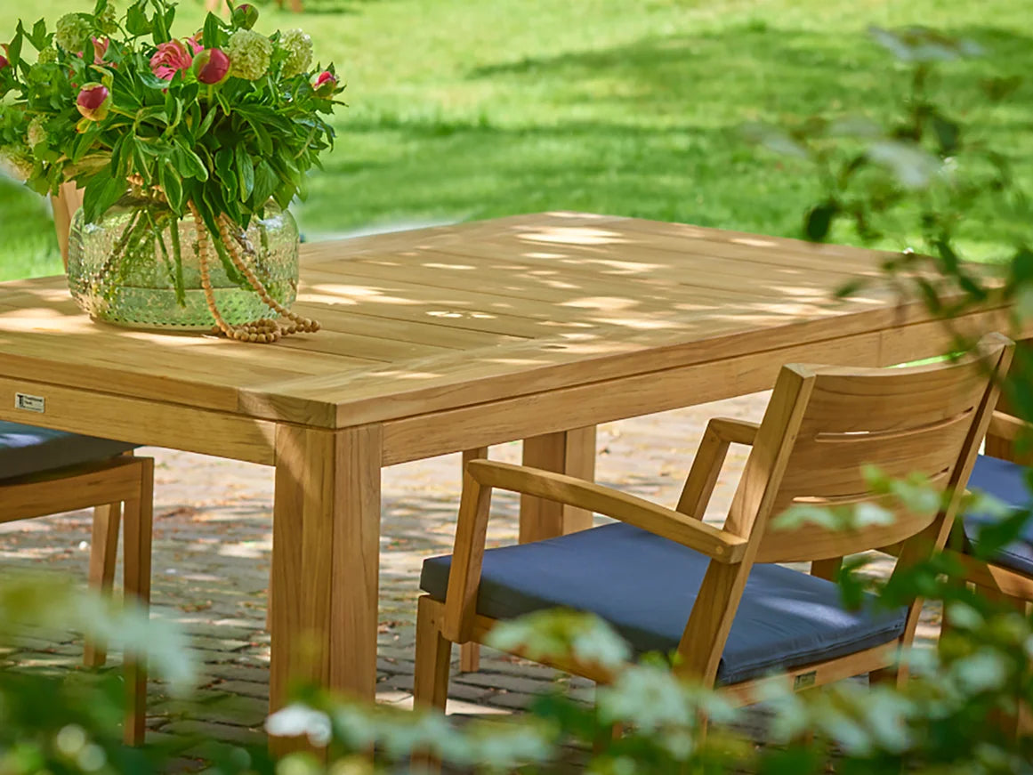 Traditioneller stapelbarer Gartenstuhl Grace aus Teakholz